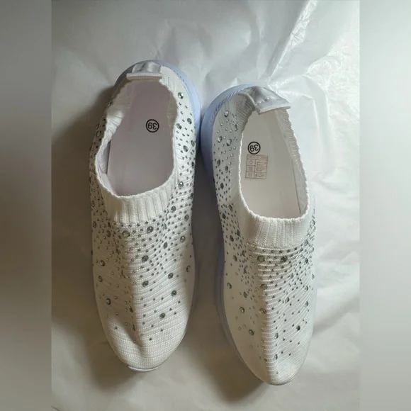 NWOT Women’s Slip-On Sneakers With Rhinestones Accents Lightweight White Size 8 - Picture 3 of 9